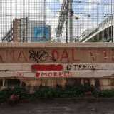 Anche se oggi � in parte coperto da frasi d�amore e parolacce, � ancora chiaramente leggibile